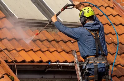 Démoussage et hydrofuge de toiture à Embrun